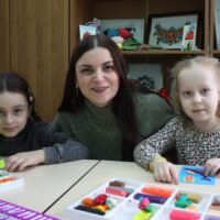 Оренбурженка в декрете начала создавать украшения и самолеты